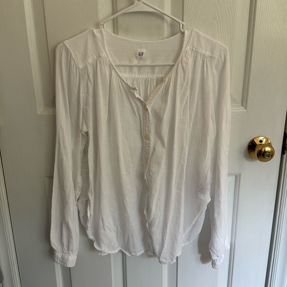 Gap white size medium cotton button down top.EUC
